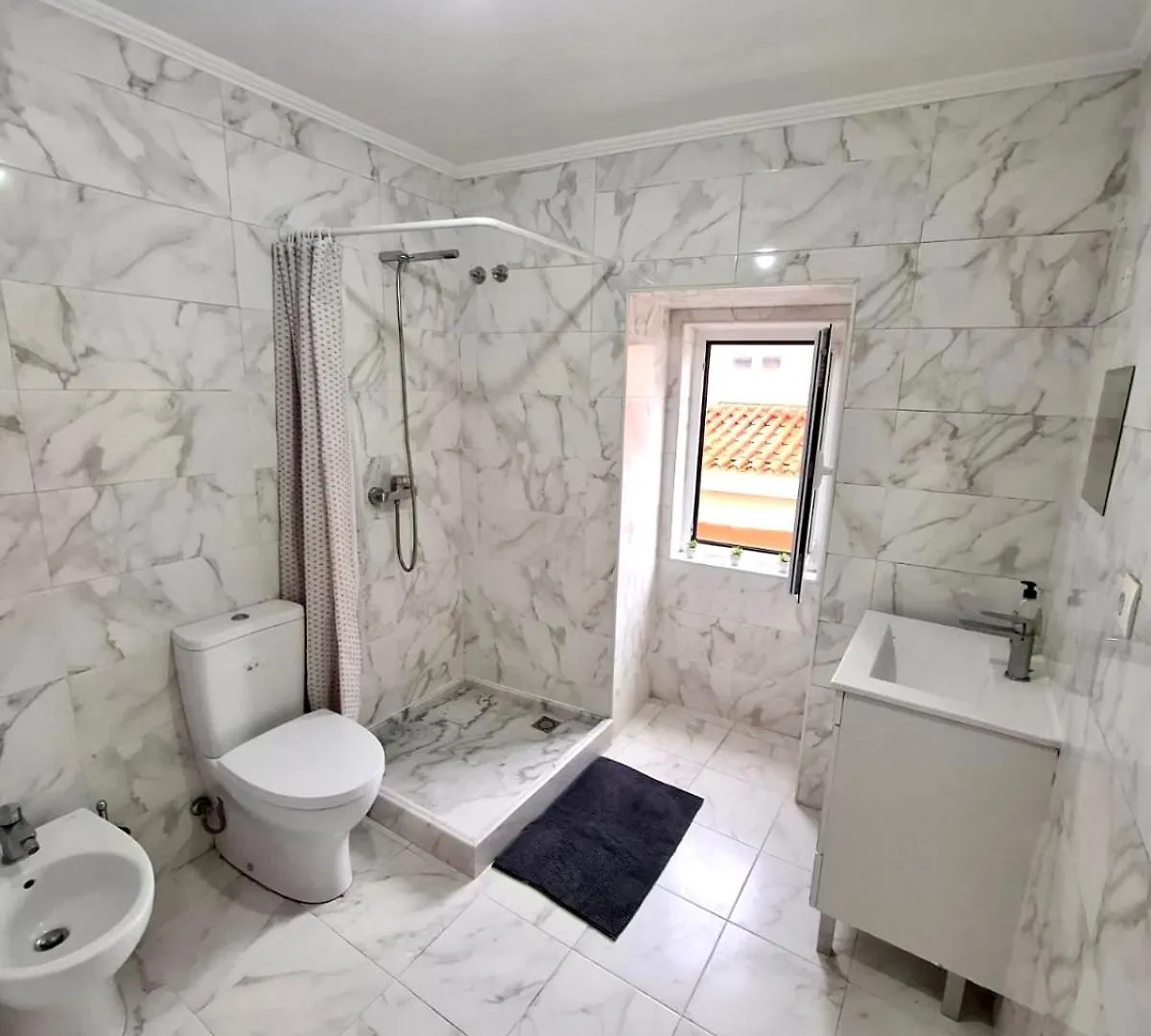 Apartment Helle Und Gemuetliche Wohnung Im Zentrum Lisbon